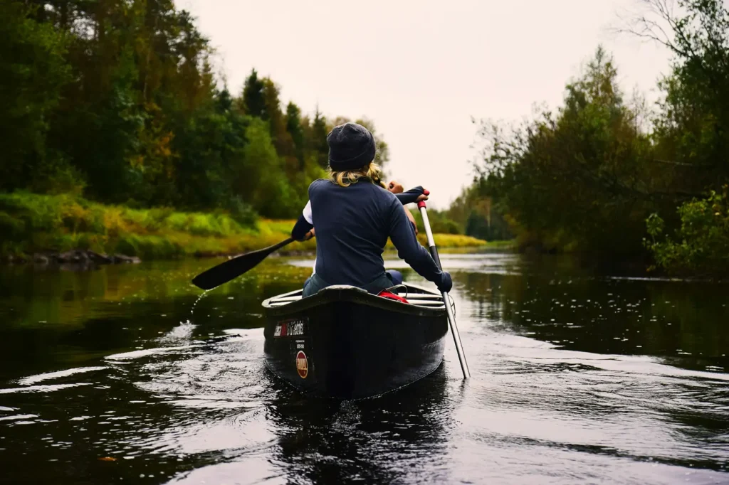 people canoeing